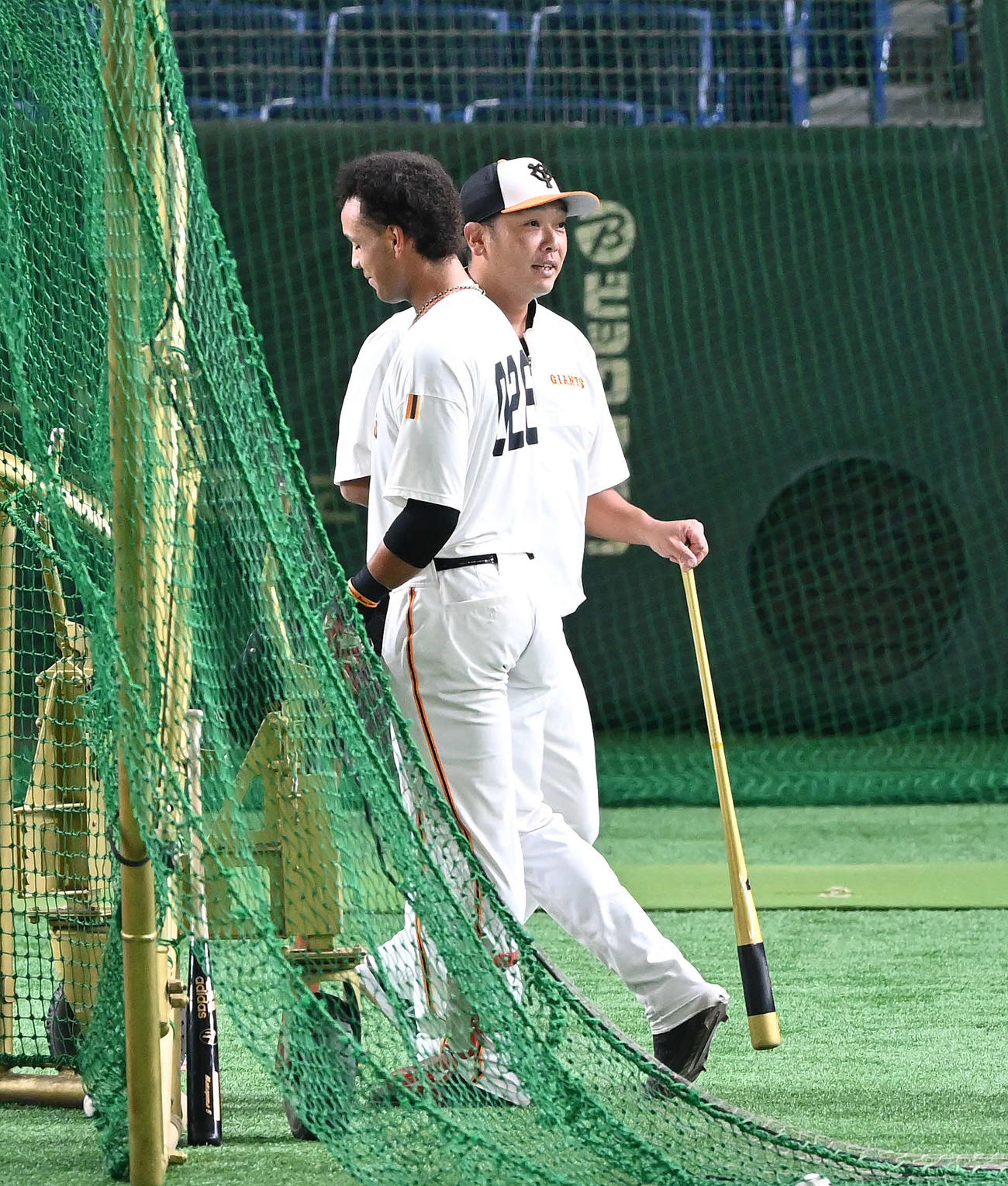 阪神戦の試合前練習で、タッチを交わす巨人阿部ヘッドコーチ代行（右）とウレーニャ（2020年9月16日撮影）