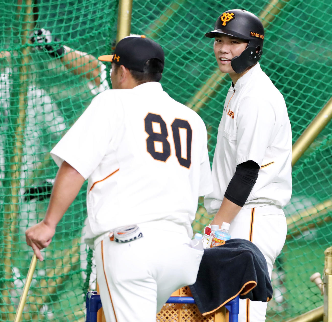 巨人対阪神　打撃練習の順番を待つ坂本は阿部ヘッドコーチ代行（左）と話す（撮影・加藤哉）
