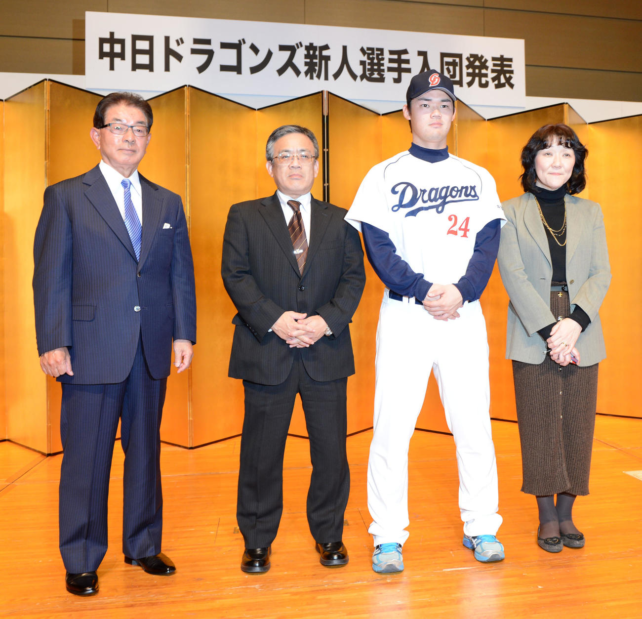 2013年中日ドラゴンズ入団発表で高木監督（左）と記念撮影をする福谷と家族（2012年12月3日撮影）