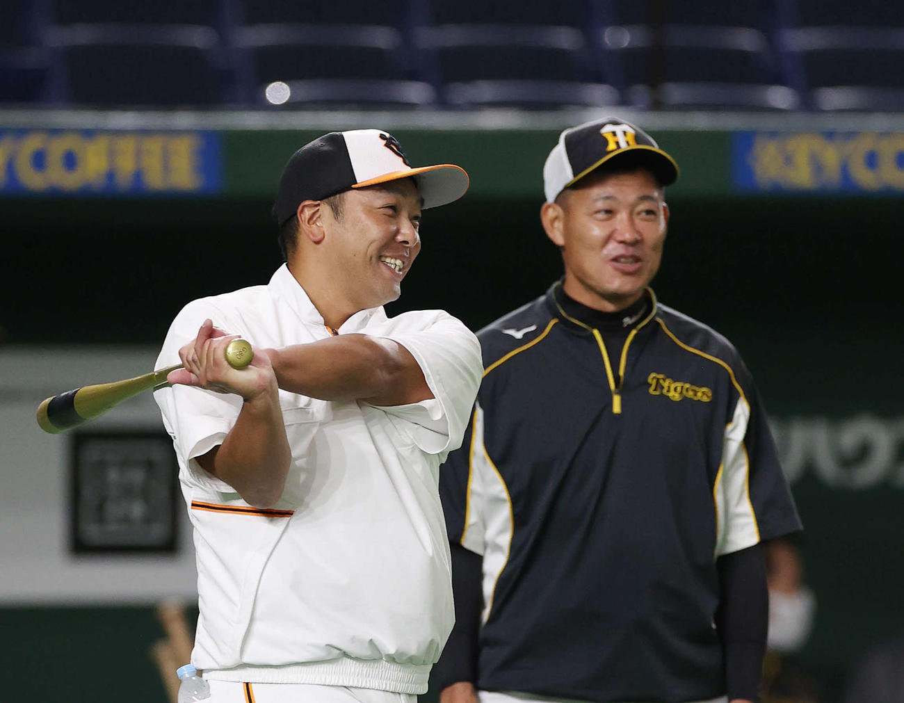 巨人対阪神　試合前、談笑する巨人阿部ヘッドコーチ代行（左）と阪神福留（撮影・河野匠）