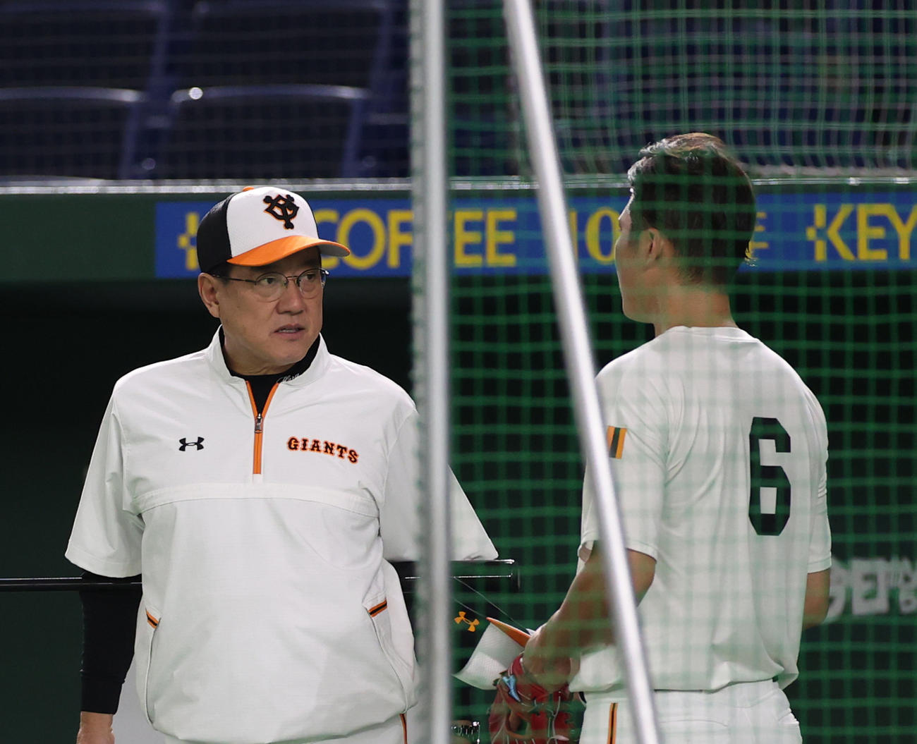 巨人対阪神　試合前、巨人原監督（左）に声を掛けられる坂本（撮影・河野匠）