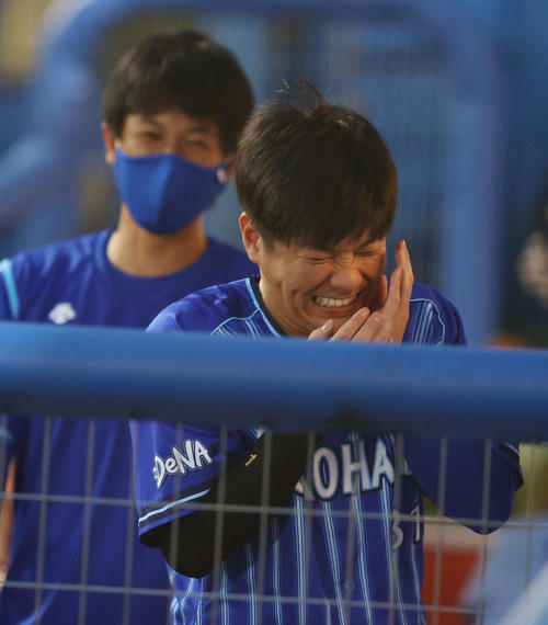 ヤクルト対DeNA　試合前、何者かにビンタされ痛がるDeNA柴田（撮影・垰建太）
