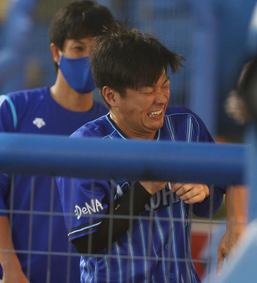 ヤクルト対DeNA　試合前、何者かにビンタされるDeNA柴田（撮影・垰建太）