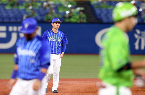 ヤクルト対DeNA　2回裏ヤクルト無死一塁、自らの悪送球で先制を許しさえない表情の柴田（撮影・垰建太）