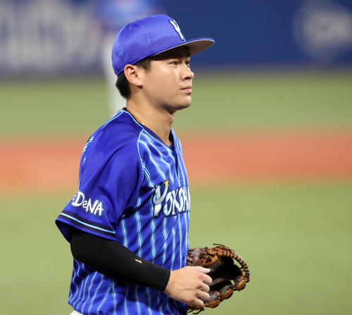 ヤクルト対DeNA　2回裏、自らの悪送球で先制を許しさえない表情でベンチに引き揚げるDeNA柴田（撮影・垰建太）