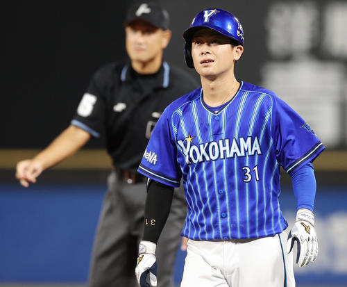 ヤクルト対DeNA　8回表DeNA2死一塁、二ゴロに倒れ悔しがる柴田（撮影・垰建太）