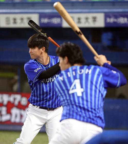 ヤクルト対DeNA　試合前、DeNA柴田（左）と伊藤裕はベンチ前でヤクルト先発の高梨の投球のタイミングに合わせる（撮影・垰建太）