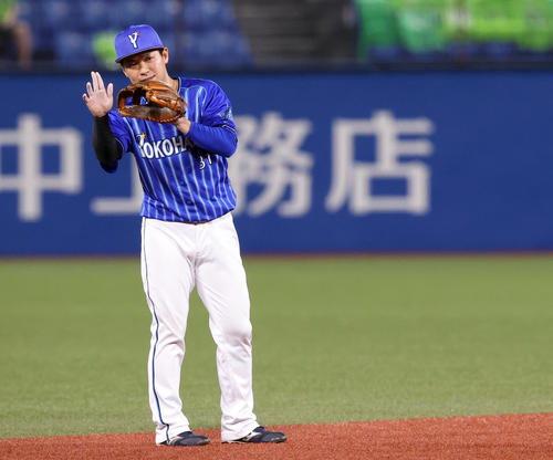 ヤクルト対DeNA　1回裏ヤクルト2死一、二塁、打席に西浦を迎え三塁手宮崎に守備位置の指示を出す柴田（撮影・垰建太）