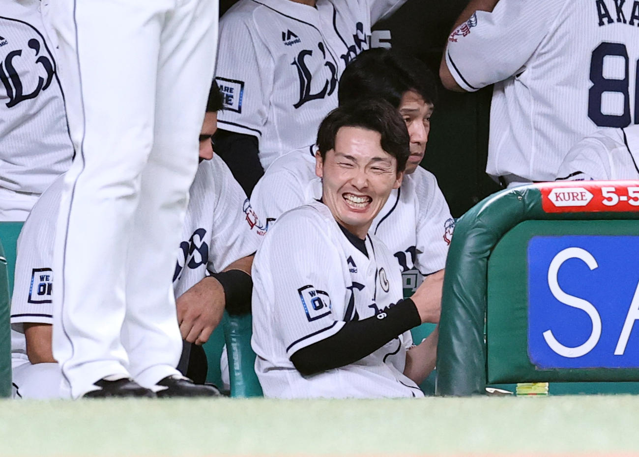 西武対ロッテ　試合開始前、メヒア（左）と談笑する源田（中央）（撮影・浅見桂子）