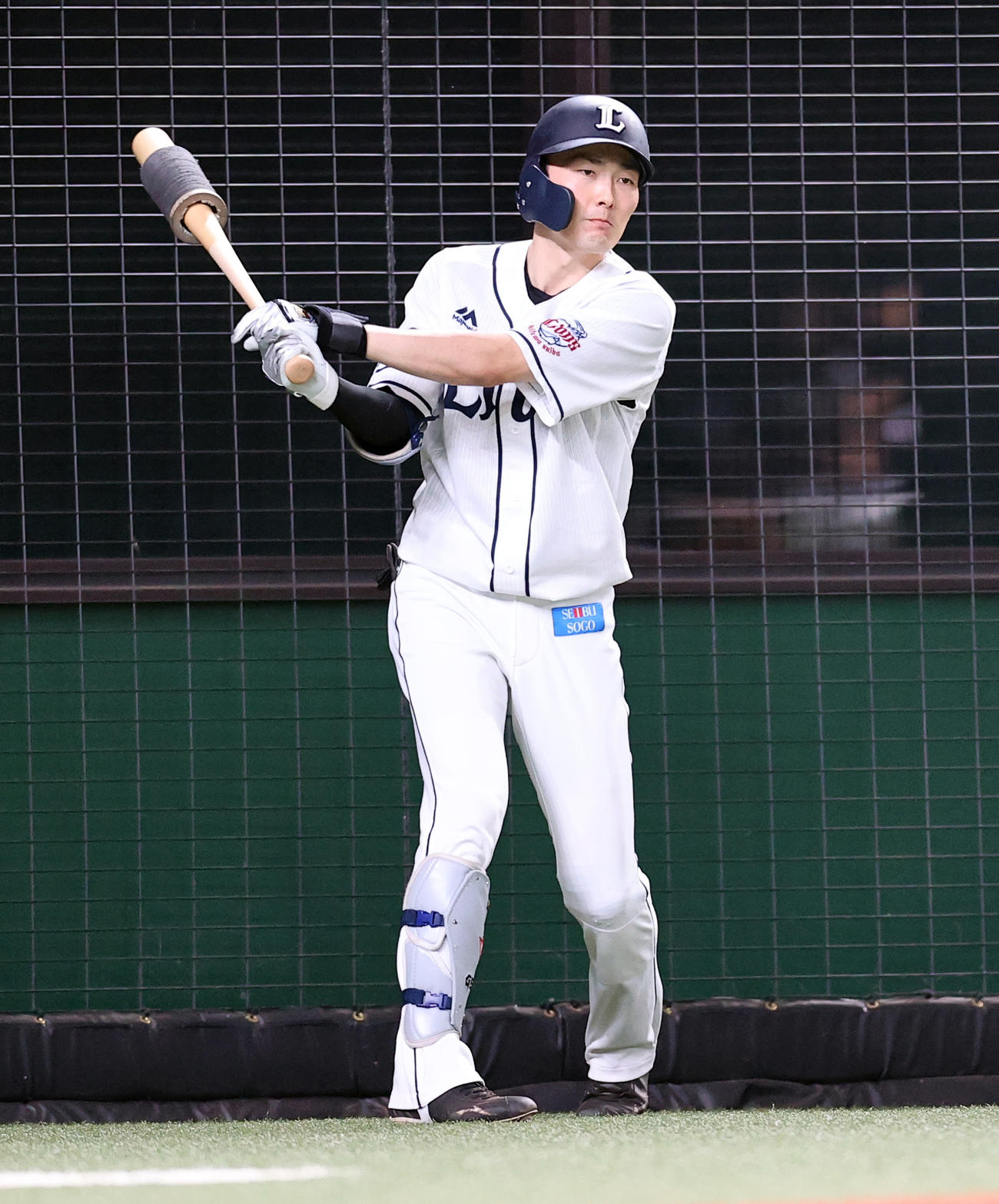 西武対ロッテ　9回裏西武無死一、二塁、次打者席で素振りする源田（撮影・浅見桂子）