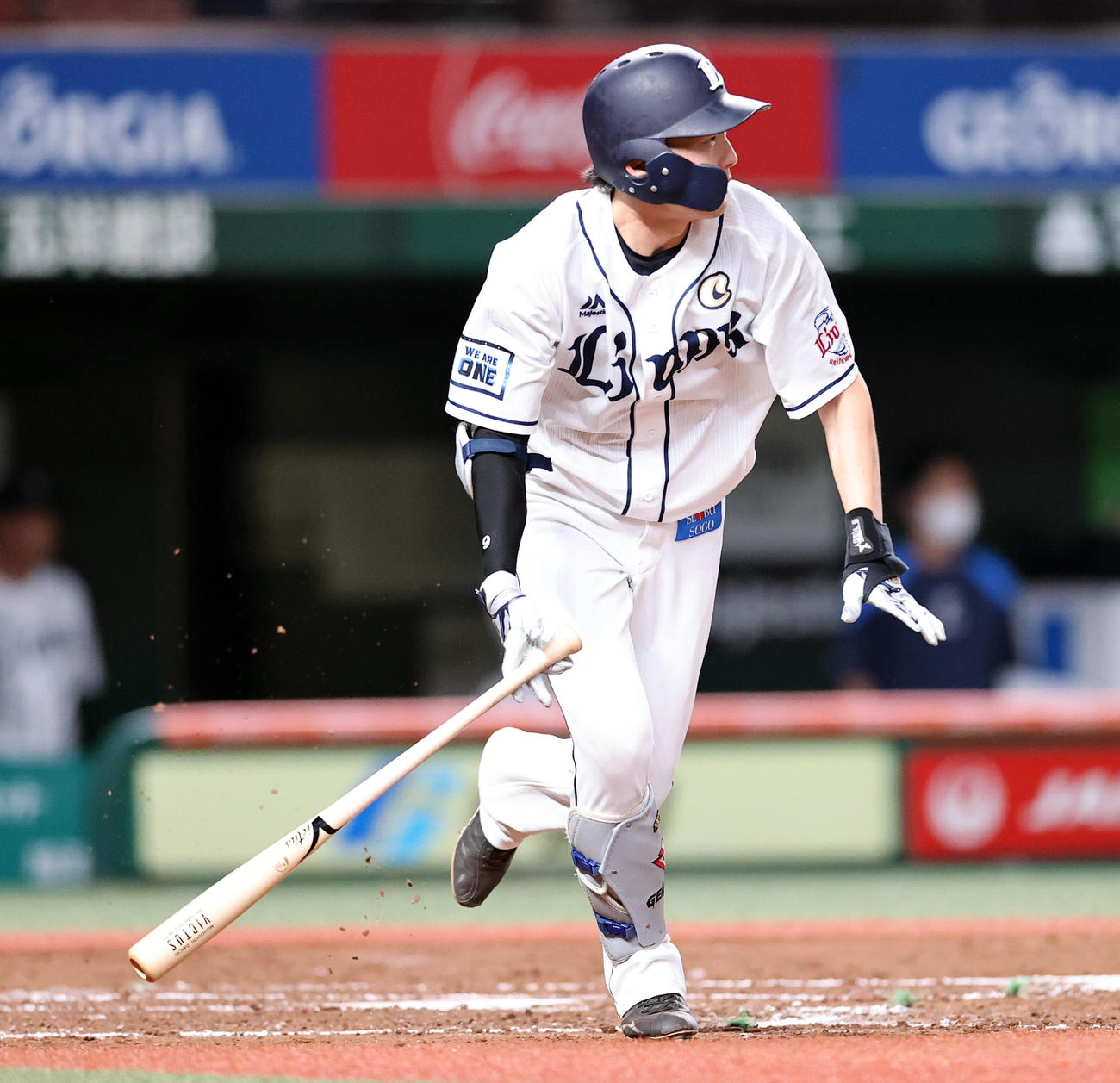 西武対ロッテ　9回裏西武無死一、二塁、源田は中越え適時二塁打を放つ（撮影・浅見桂子）