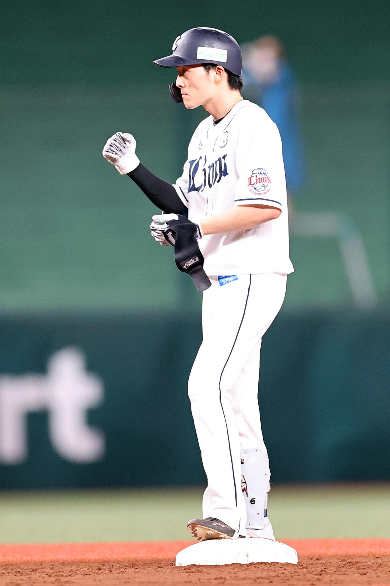 西武対ロッテ　9回裏西武無死一、二塁、源田は中越え適時二塁打を放ちガッツポーズ（撮影・浅見桂子）