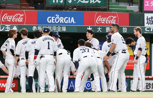 西武対ロッテ　試合開始前の円陣で笑顔を見せる源田（中央右）（撮影・浅見桂子）