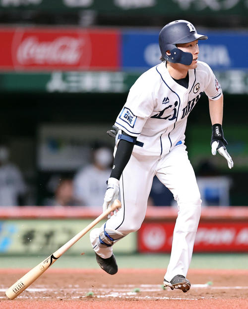 西武対ロッテ　3回裏西武2死一塁、源田は右飛に倒れる（撮影・浅見桂子）