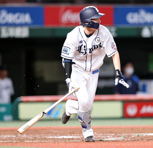 西武対ロッテ　9回裏西武無死一、二塁、源田は中越え適時二塁打を放つ（撮影・浅見桂子）