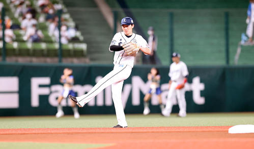 西武対ロッテ　1回表ロッテ無死、守備位置に入った西武源田はストレッチ（撮影・浅見桂子）