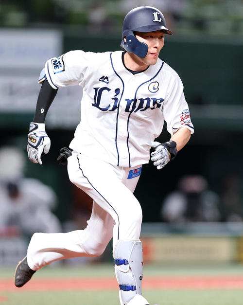 西武対ロッテ　1回裏西武1死、源田は右二塁打を放つ（撮影・浅見桂子）