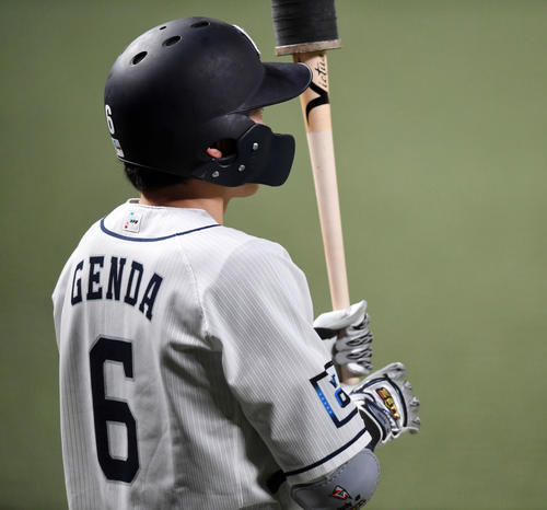 西武対ロッテ　ネクストバッターズサークルに立つ西武源田（撮影・横山健太）