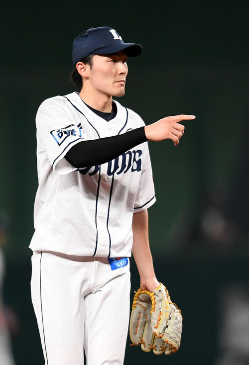 西武対ロッテ　ナインに指示を出す西武源田（撮影・横山健太）