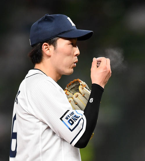 西武対ロッテ　指先についたロジンを吹く西武源田（撮影・横山健太）