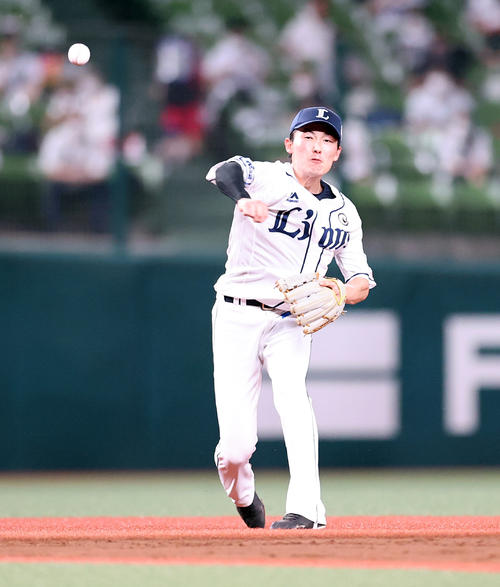 西武対ロッテ　2回表ロッテ無死二、三塁、藤岡の遊ゴロを一塁送球する源田（撮影・浅見桂子）