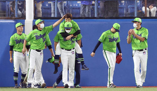 ヤクルトのムードメーカー みんな上田を待っている プロ野球写真ニュース 日刊スポーツ