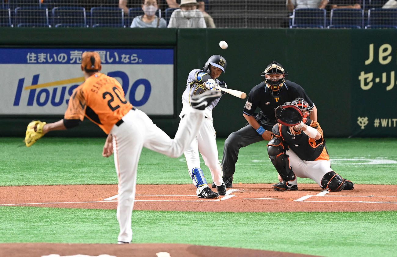 巨人対阪神　1回表阪神無死、先制の右越えソロ本塁打を放つ近本。投手サンチェス（撮影・鈴木みどり）