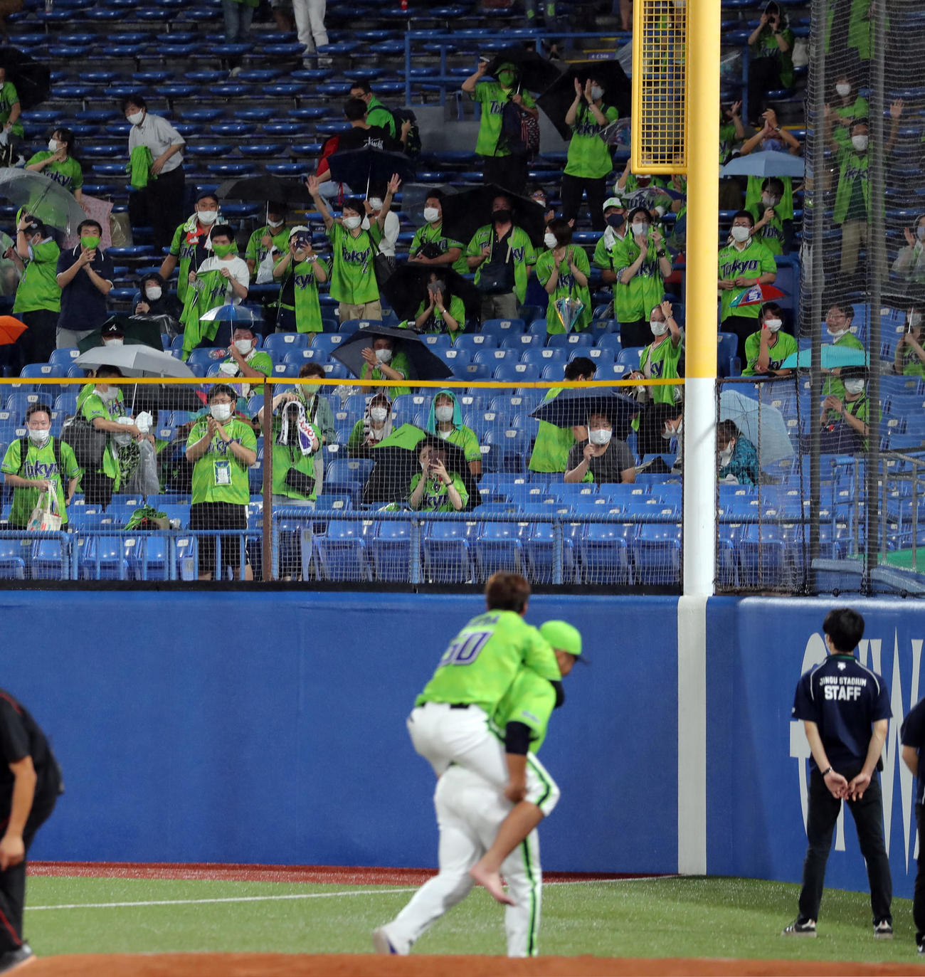 ヤクルト対DeNA　最後にファインプレーを見せ負傷し、おんぶされながら引き揚げるヤクルト上田を拍手で見送るファン（2020年9月16日撮影）