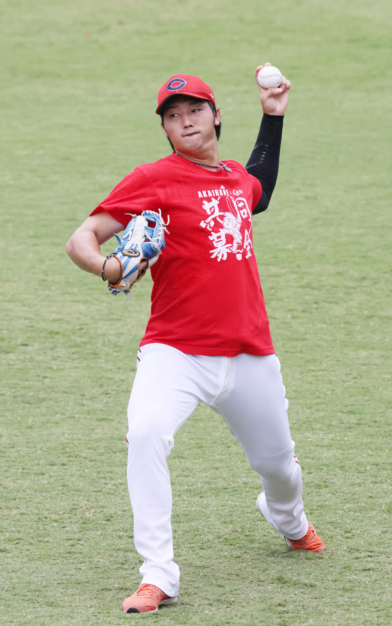 キャッチボールをする床田（撮影・加藤孝規）