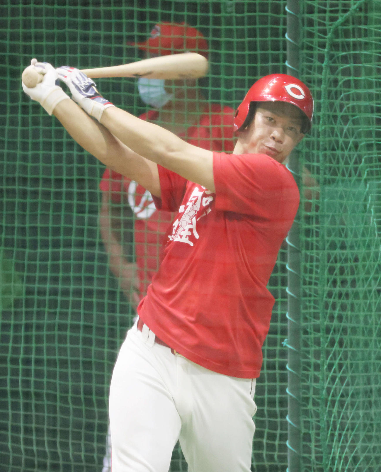 打撃練習をする坂倉（撮影・加藤孝規）