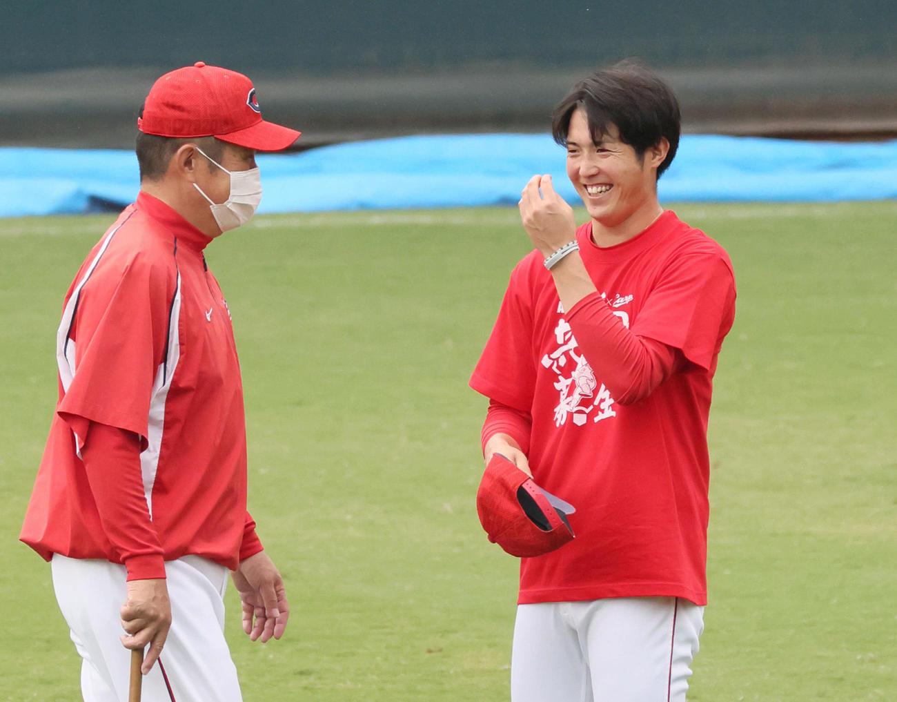 練習中、佐々岡監督と話す森下（右）（撮影・加藤孝規）