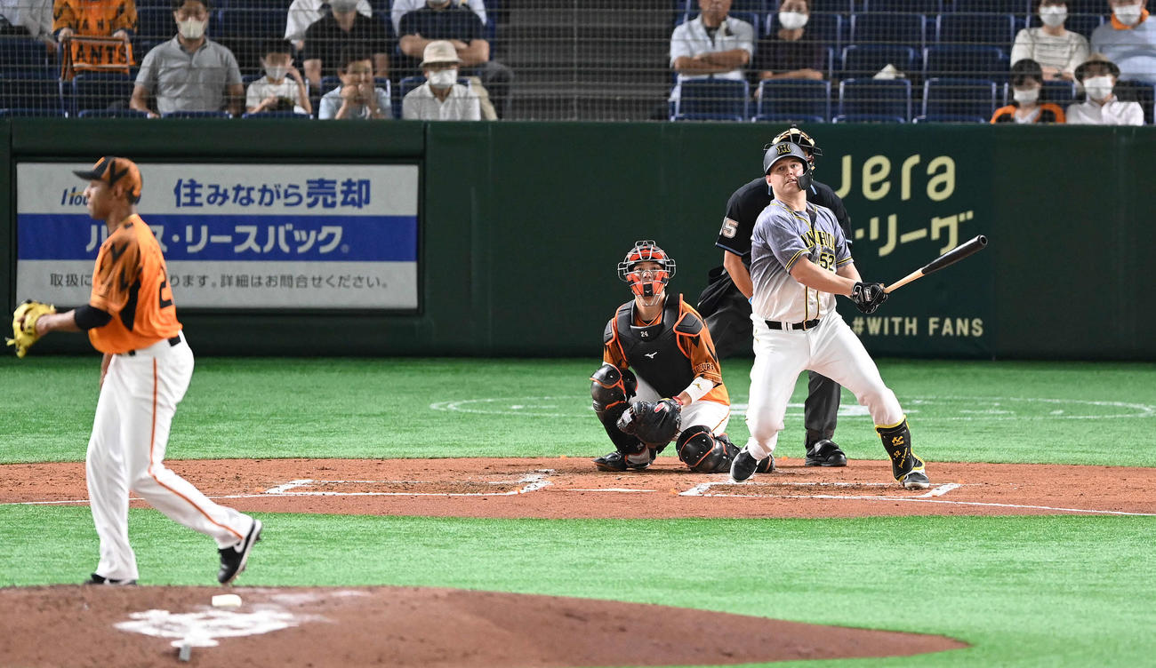 巨人対阪神　2回表阪神2死一、二塁、中前適時打を放つサンズ。投手サンチェス（撮影・鈴木みどり）