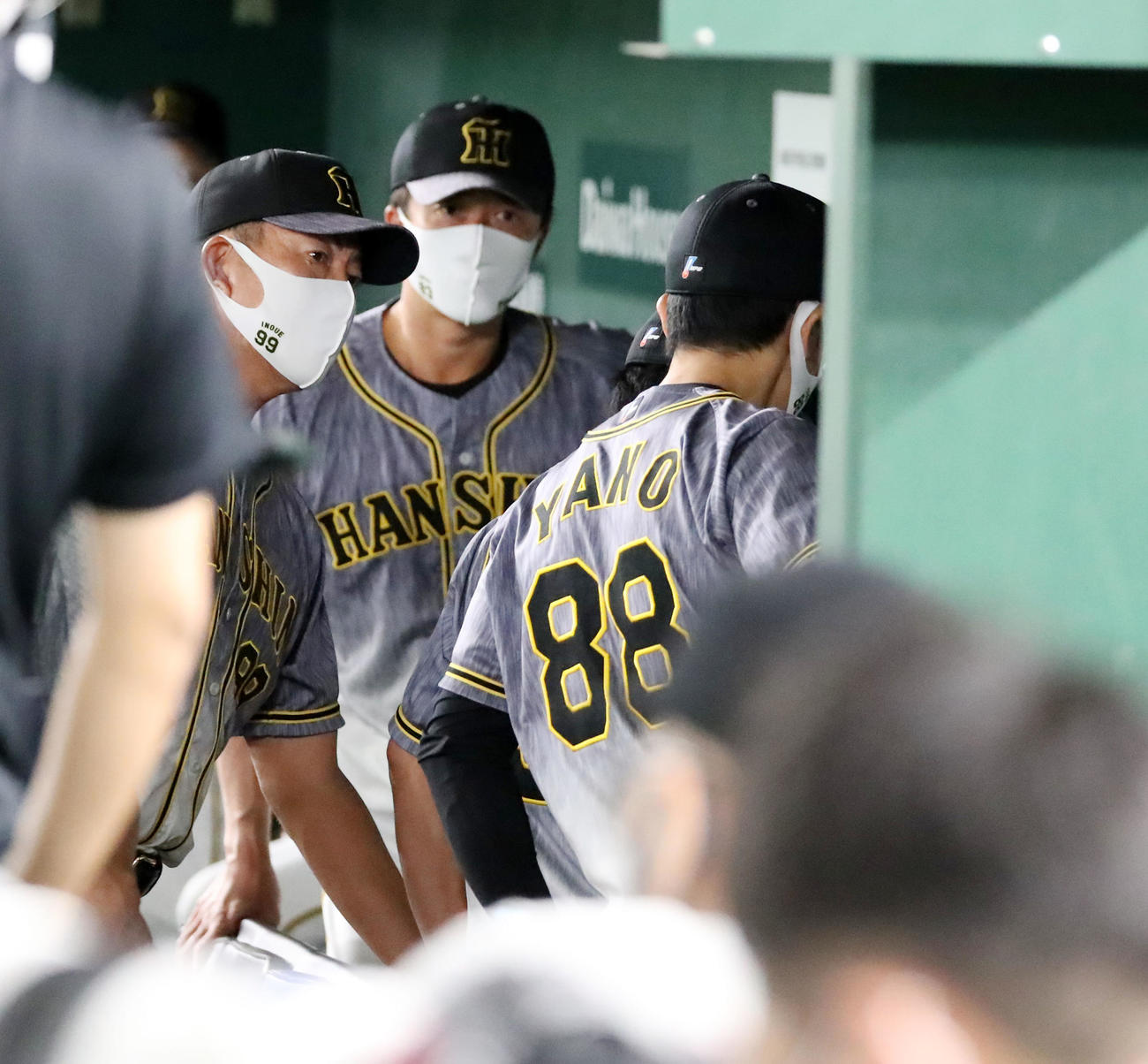 巨人対阪神　2回表を終えベンチの梅野に声を掛ける矢野監督ら（撮影・加藤哉）