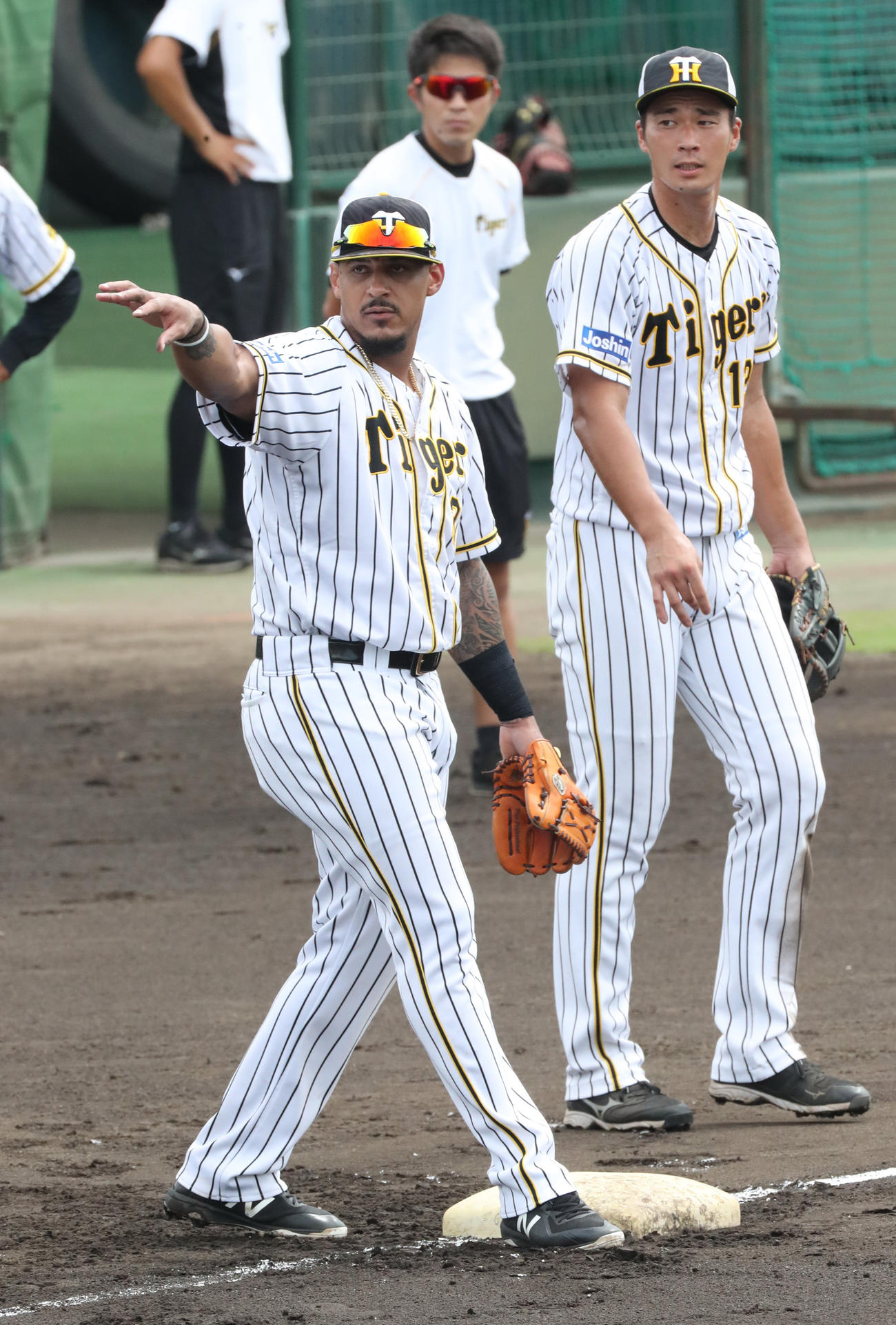 三塁でノックを受けるマルテ、右は藤谷（代表撮影）