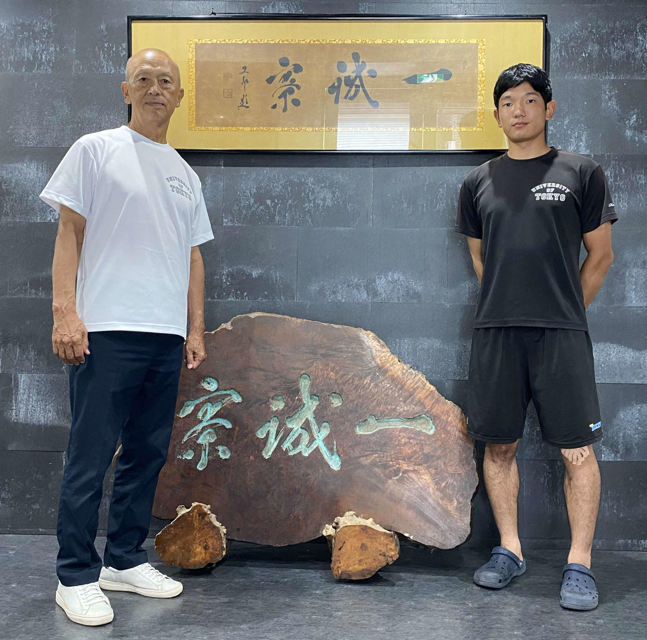 東大一誠寮で写真に納まる東大・井手監督（左）と笠原主将（撮影・湯本勝大）