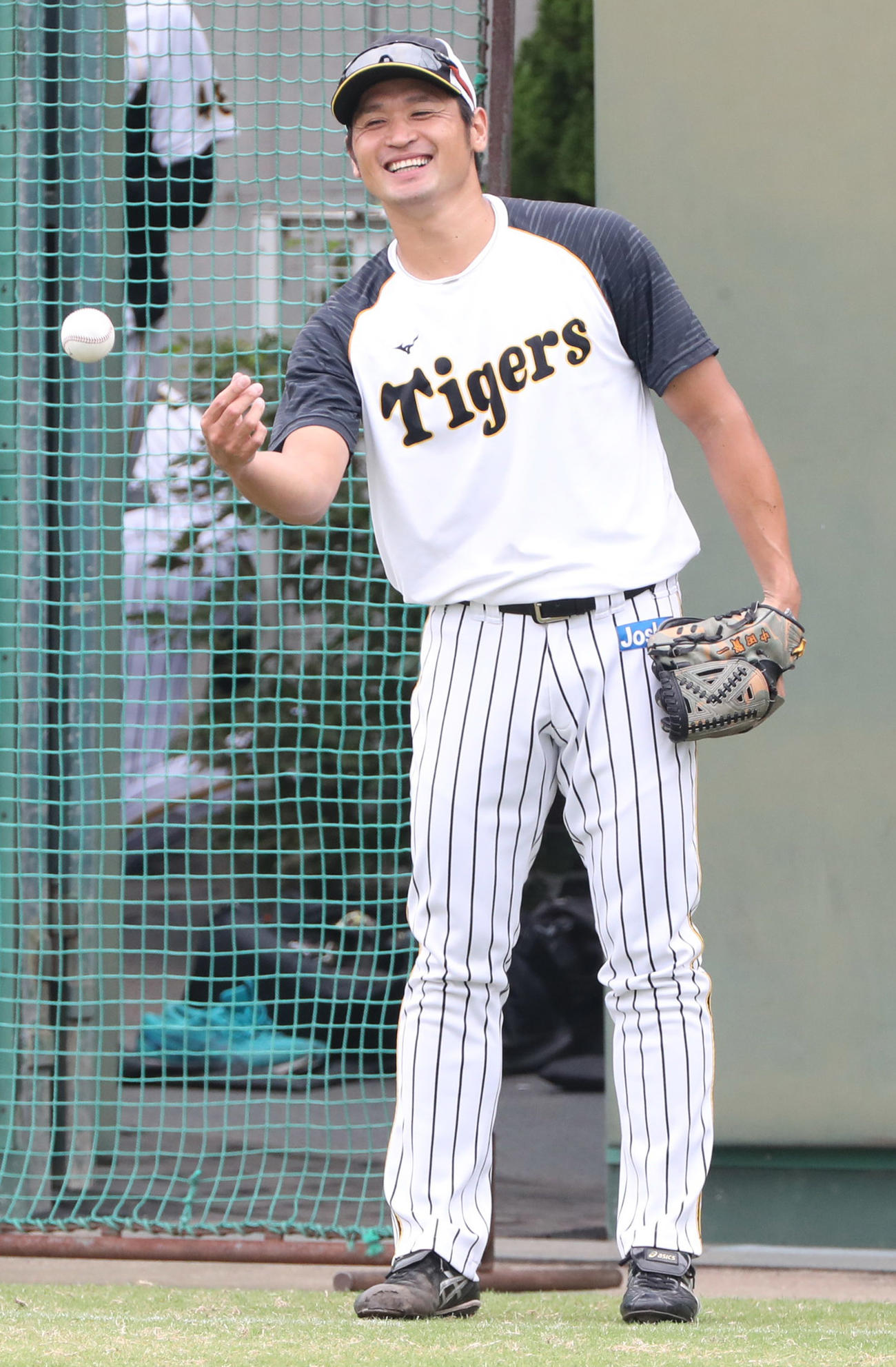 笑顔でキャッチボールを行う中田賢一（代表撮影）