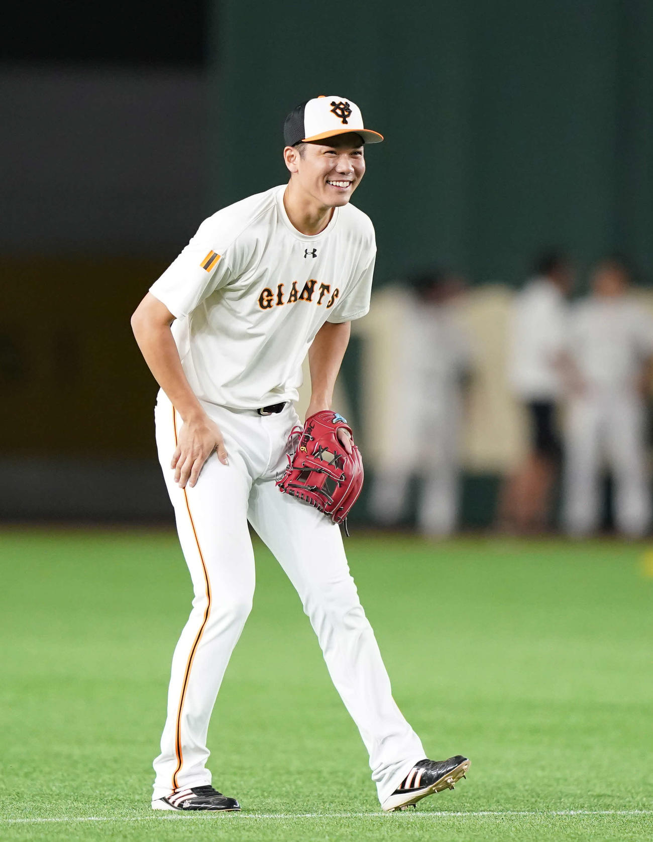 巨人対広島　試合前練習でノックの合間に笑顔を見せる巨人坂本（撮影・鈴木みどり）