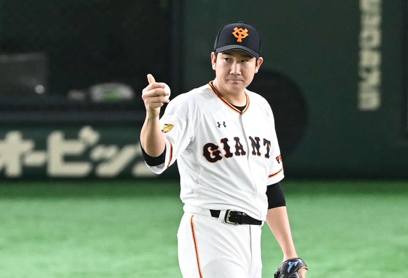 巨人対広島　6回表広島無死、菅野は菊池涼の二ゴロを好捕した吉川尚に感謝（撮影・山崎安昭）
