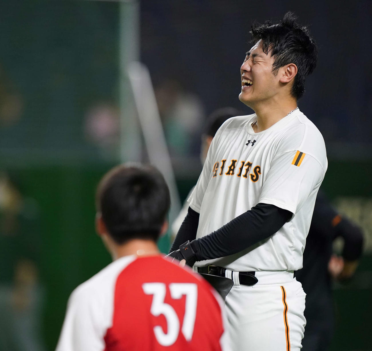 巨人対広島　試合前練習で広島野間（手前）と話し爆笑する巨人岡本（撮影・鈴木みどり）