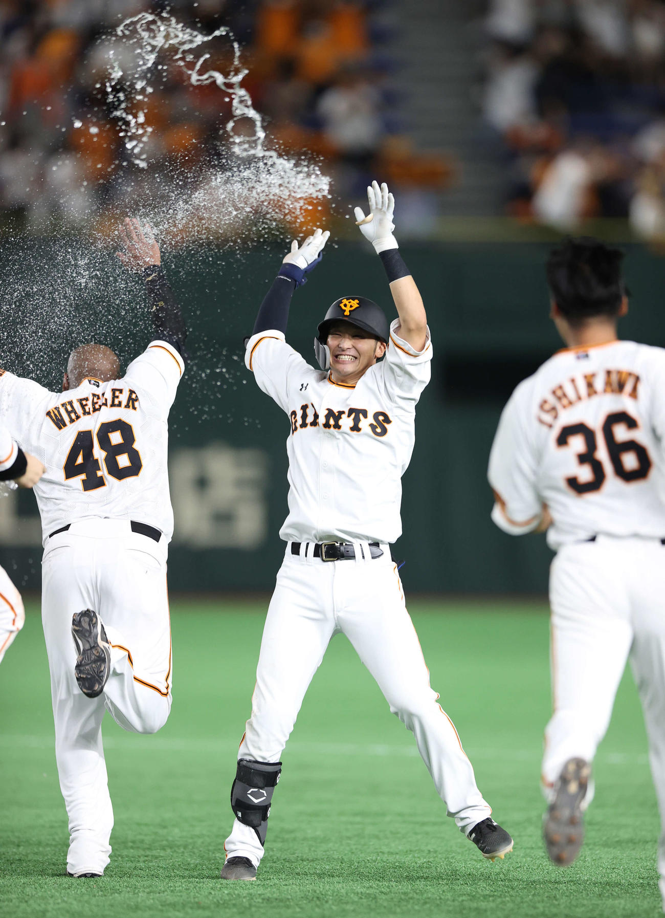 巨人対広島　9回裏巨人2死三塁、サヨナラ打を放ち祝福される吉川尚（撮影・河野匠）