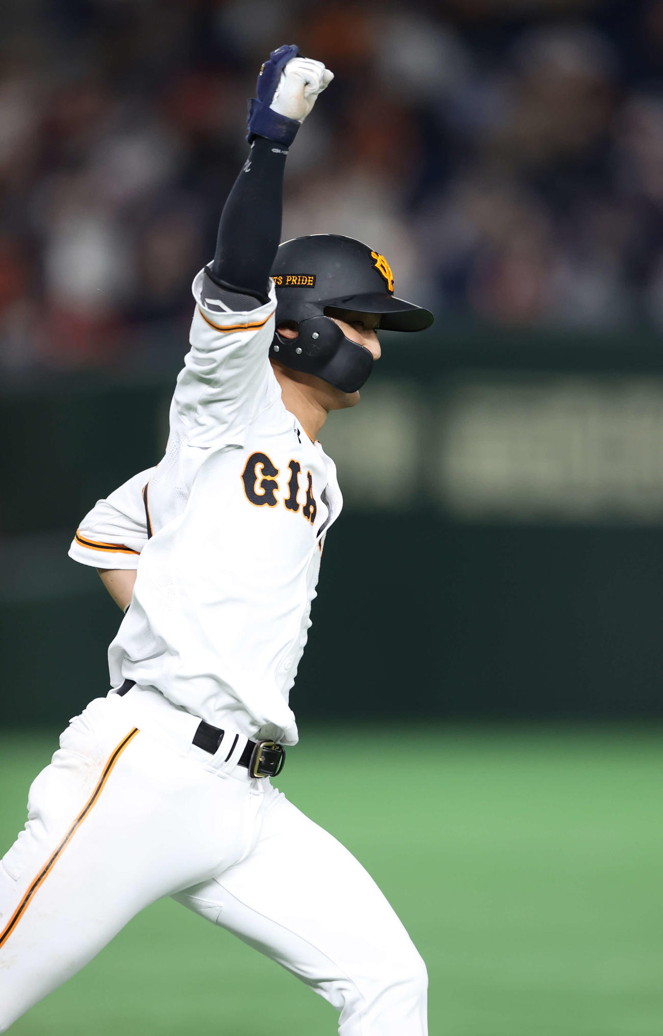 巨人対広島　9回裏巨人2死三塁、サヨナラ打を放った吉川尚はガッツポーズで一塁をまわる（撮影・河野匠）