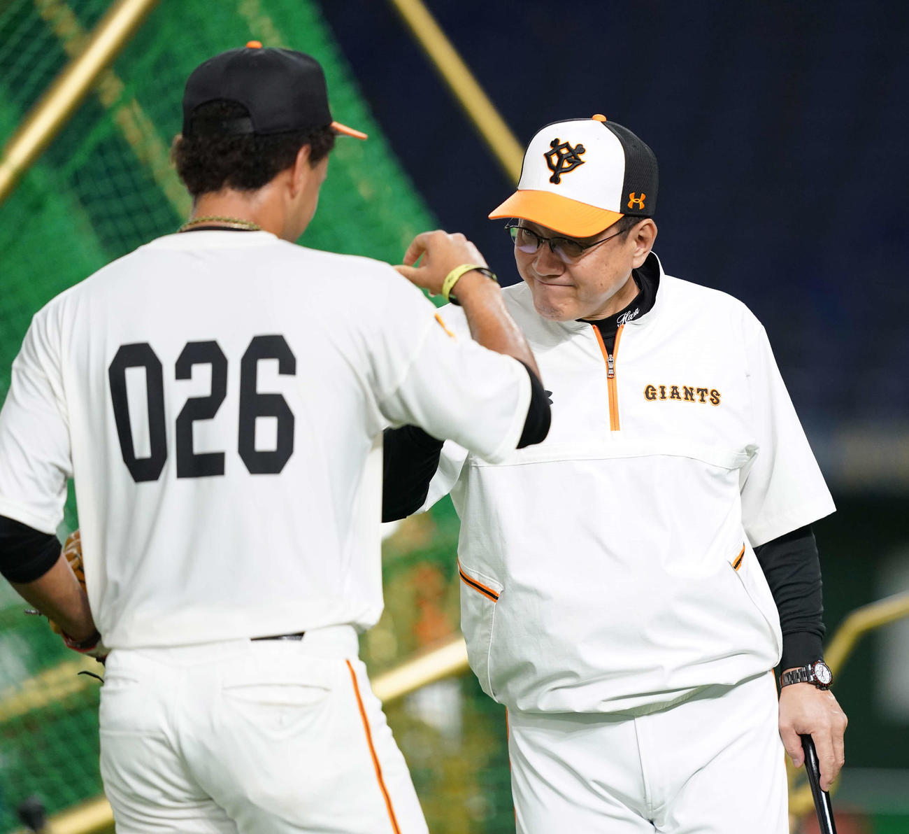 巨人対広島　試合前練習で1軍に合流したウレーニャ（左）とグータッチを交わす巨人原監督（撮影・鈴木みどり）