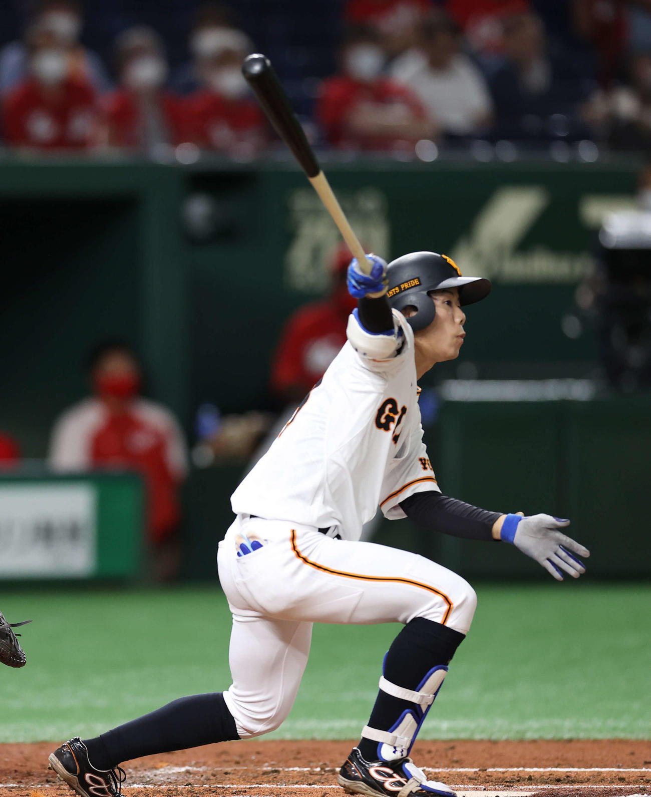 巨人対広島　3回裏巨人2死一、二塁、先制の2点適時二塁打を放つ松原（撮影・河野匠）