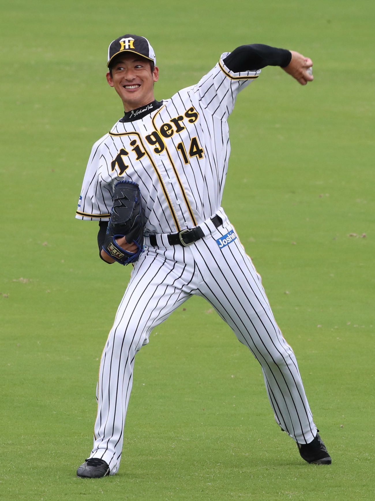 笑顔でキャッチボールを行う能見（代表撮影）
