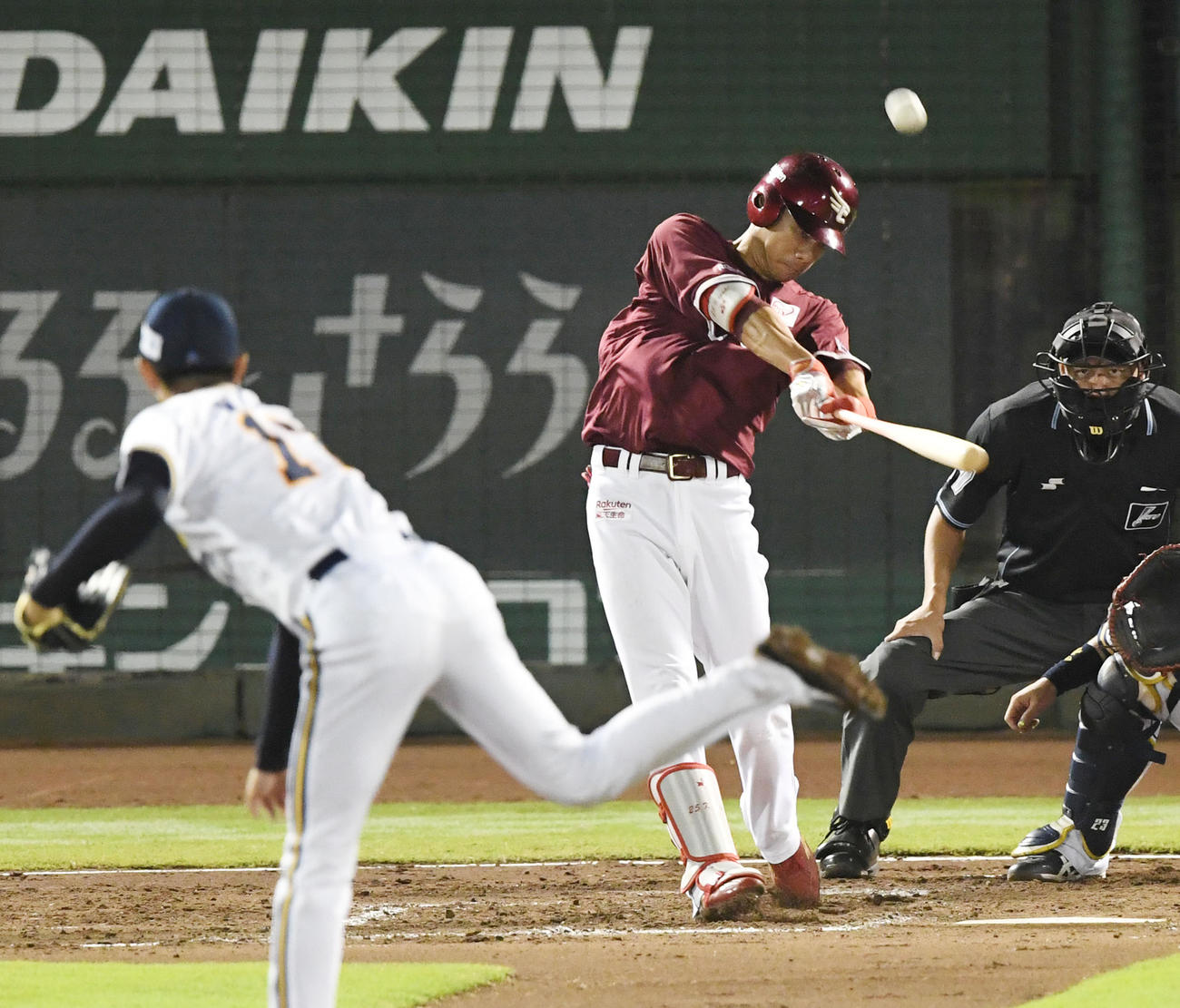 オリックス対楽天　3回表楽天2死一塁、田中は右中間に先制の2点本塁打を放つ。投手増井（撮影・前岡正明）