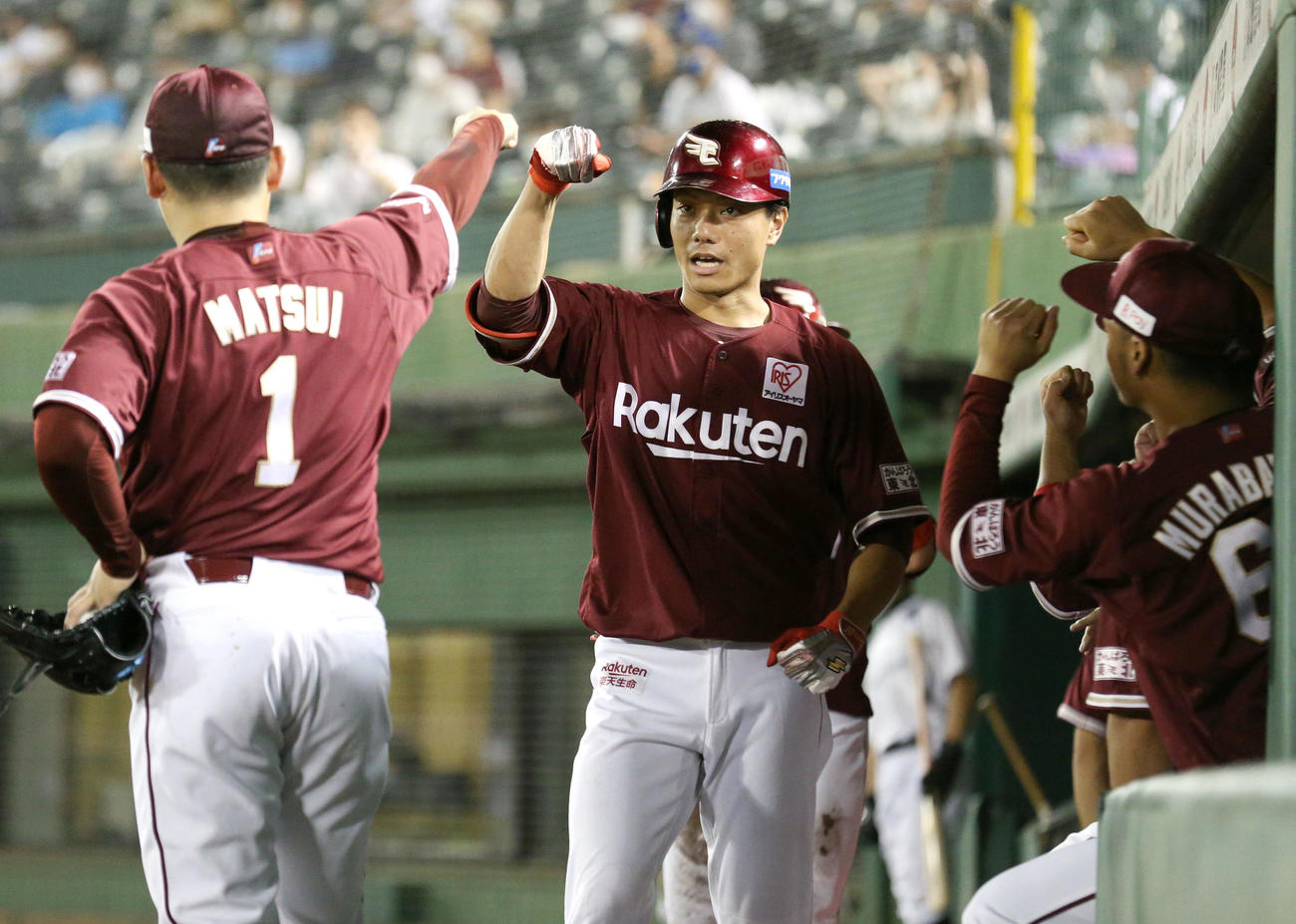 オリックス対楽天　3回表楽天2死一塁、田中和（中央）は先制の右越え2点本塁打を放ち出迎える松井とグータッチを交わす（撮影・上山淳一）