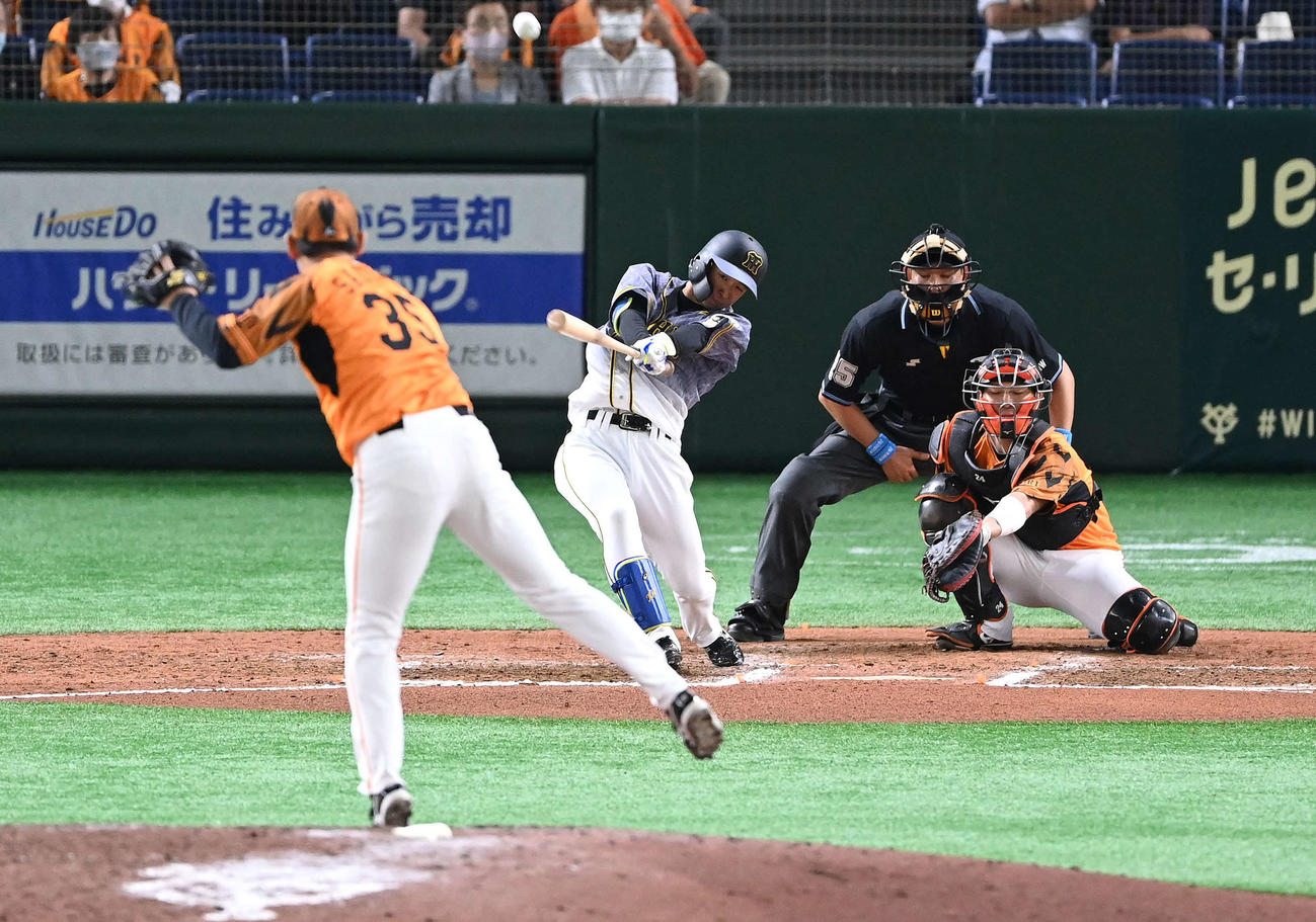 巨人対阪神　6回表阪神無死、右越えソロ本塁打を放つ近本。投手桜井（撮影・鈴木みどり）