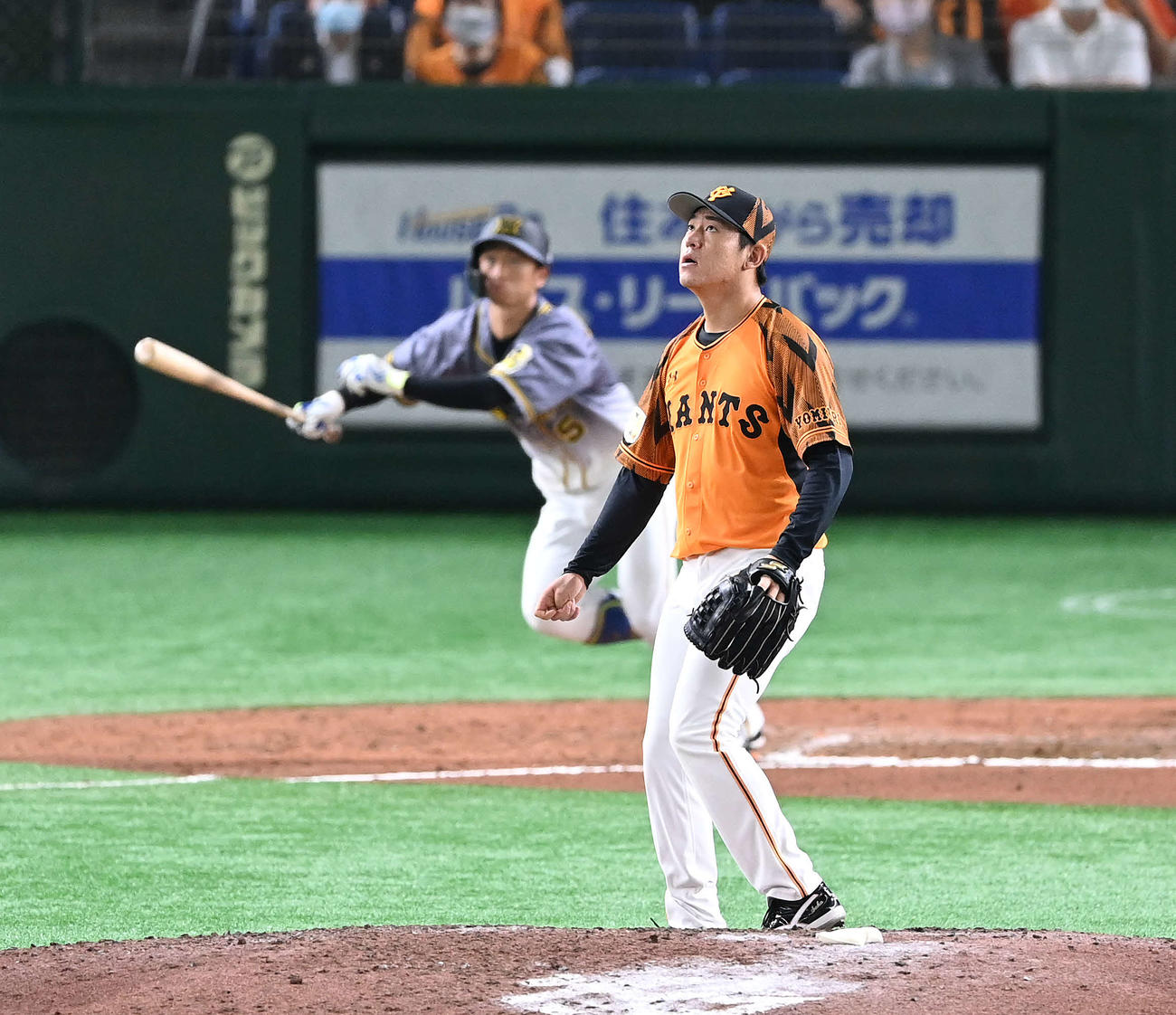巨人対阪神　6回表阪神無死、近本に右越えソロ本塁打を浴びる桜井（撮影・鈴木みどり）