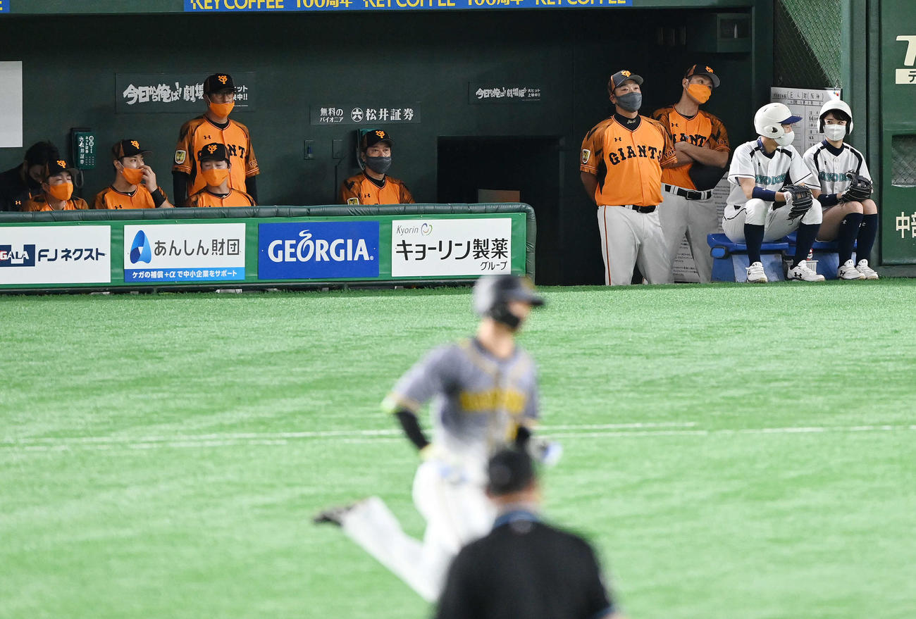 巨人対阪神　1回表阪神無死、近本に先制の右越えソロ本塁打を浴び静まり返る巨人ベンチ。中央は原監督、右から4人目は阿部ヘッドコーチ代行（撮影・鈴木みどり）