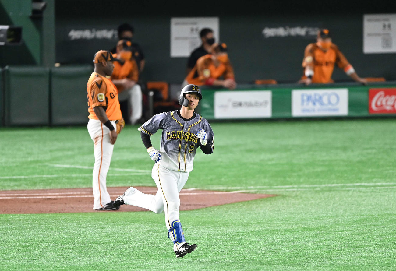 巨人対阪神　1回表阪神無死、先制の右越えソロ本塁打を放ちダイヤモンドをまわる近本（撮影・鈴木みどり）